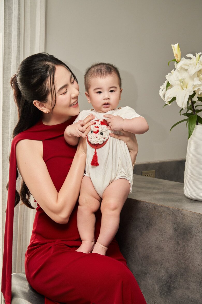 “Cô gái thời tiết” rèn cho con trai nền nếp kỷ luật từ khi còn bé xíu.
