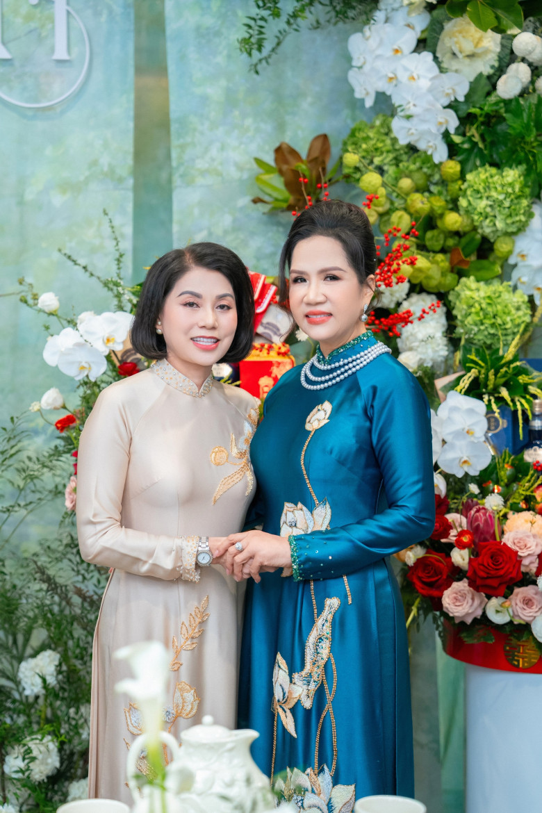 Mẹ chồng và mẹ ruột của “cô gái thời tiết” thân thiết bên nhau.