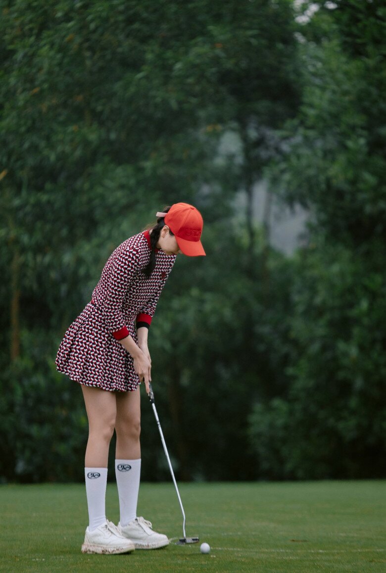 Mỹ nhân 9X quay lại sân golf sau thời gian dài nghỉ ngơi do thai sản.