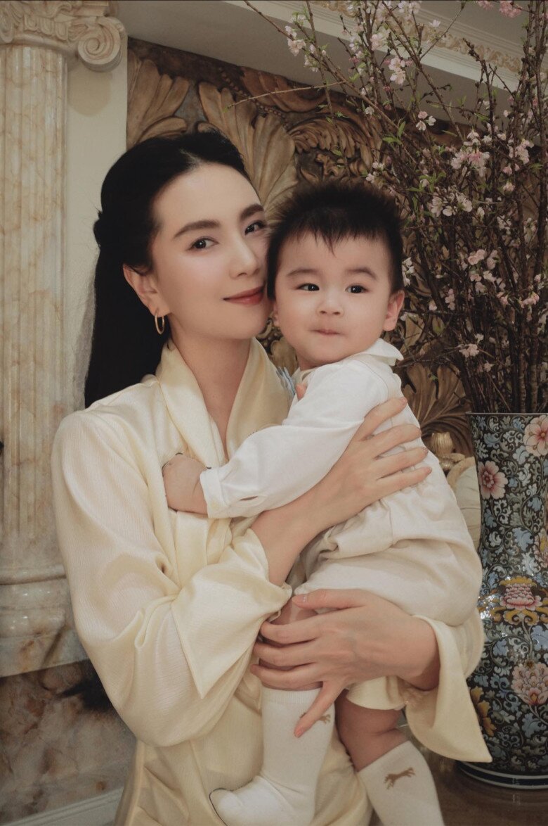 MC Mai Ngọc đặt ra “tiêu chuẩn kép”, yêu cầu con khỏe và mẹ đẹp.