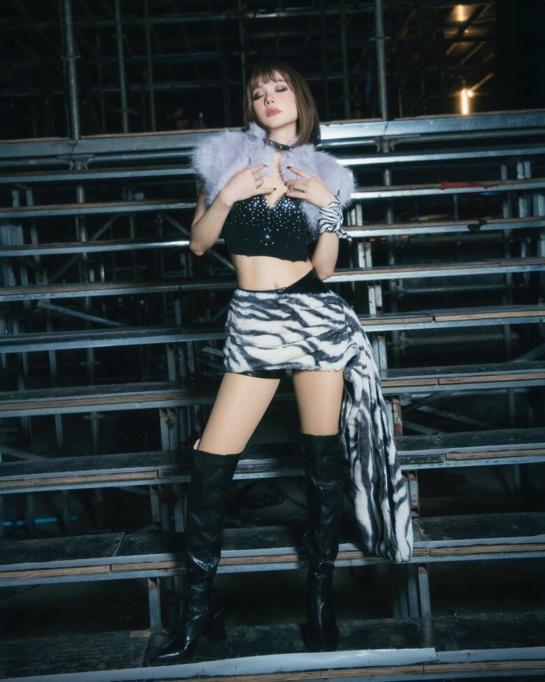 Nữ ca sĩ sớm quay lại với công việc sau khi sinh con đầu lòng.