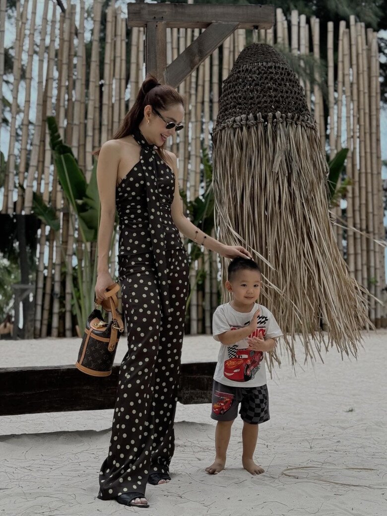 Nhan sắc của “mẹ bỉm” Minh Hằng được người hâm mộ khen ngợi.