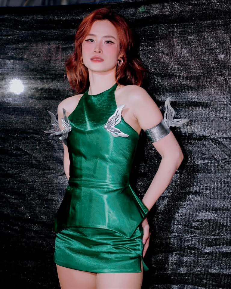 Đông Nhi khoe dáng bén ngót tại sự kiện countdown ở TP. Huế.