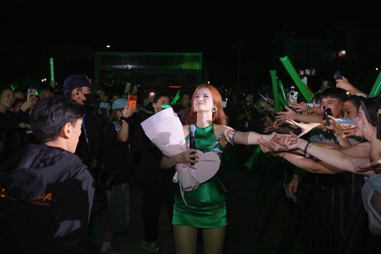 Nữ ca sĩ khiến dân tình trầm trồ bởi sắc vóc rạng rỡ dù đã làm mẹ 2 con.