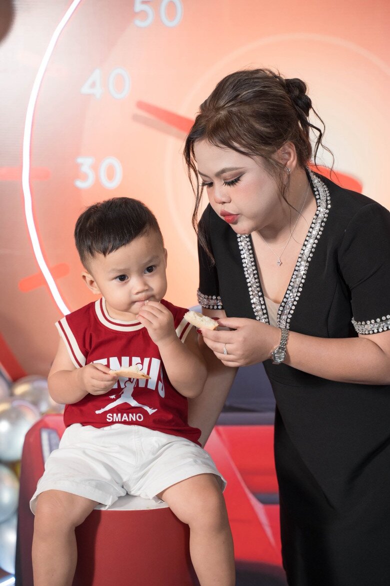 Ngọc Hoa vừa “chạy show”, vừa chăm sóc con trai và gia đình chu toàn.