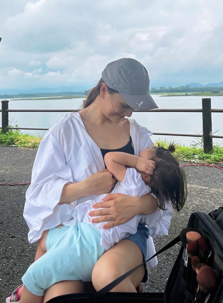 Nữ diễn viên đưa ái nữ đến phim trường để tiện chăm sóc.