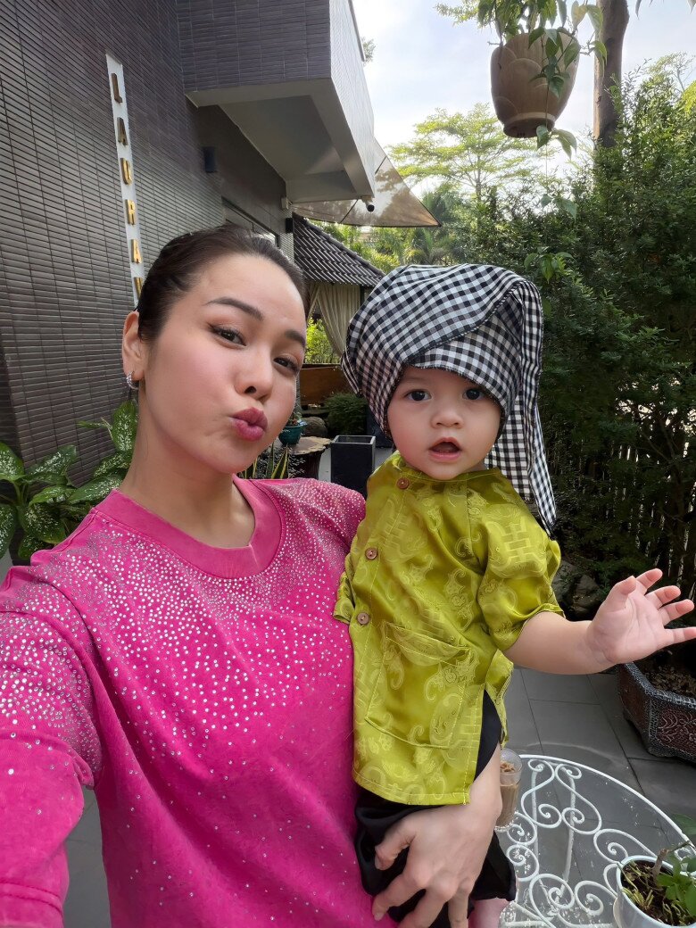 Nữ diễn viên sang Thái Lan làm IVF để có con gái lai ngoại quốc.