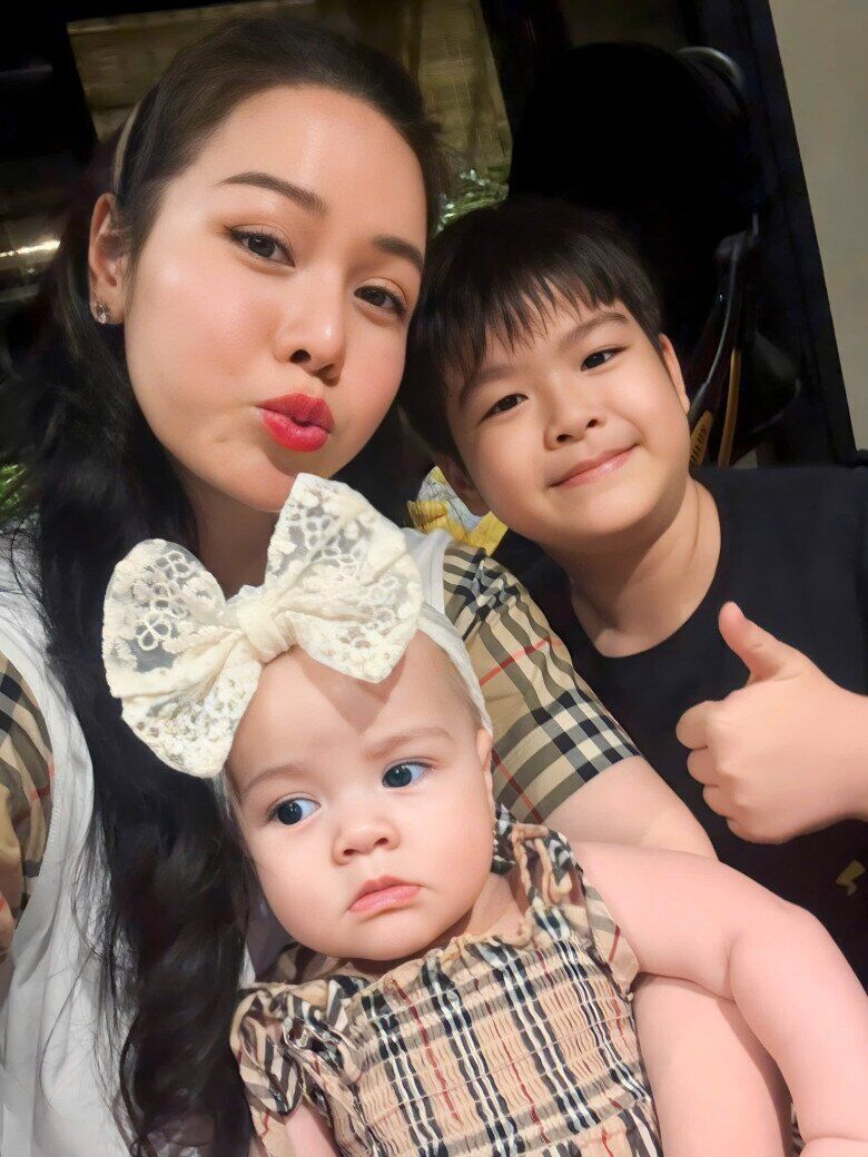 2 con của Nhật Kim Anh rất yêu thương, quấn quýt với nhau.