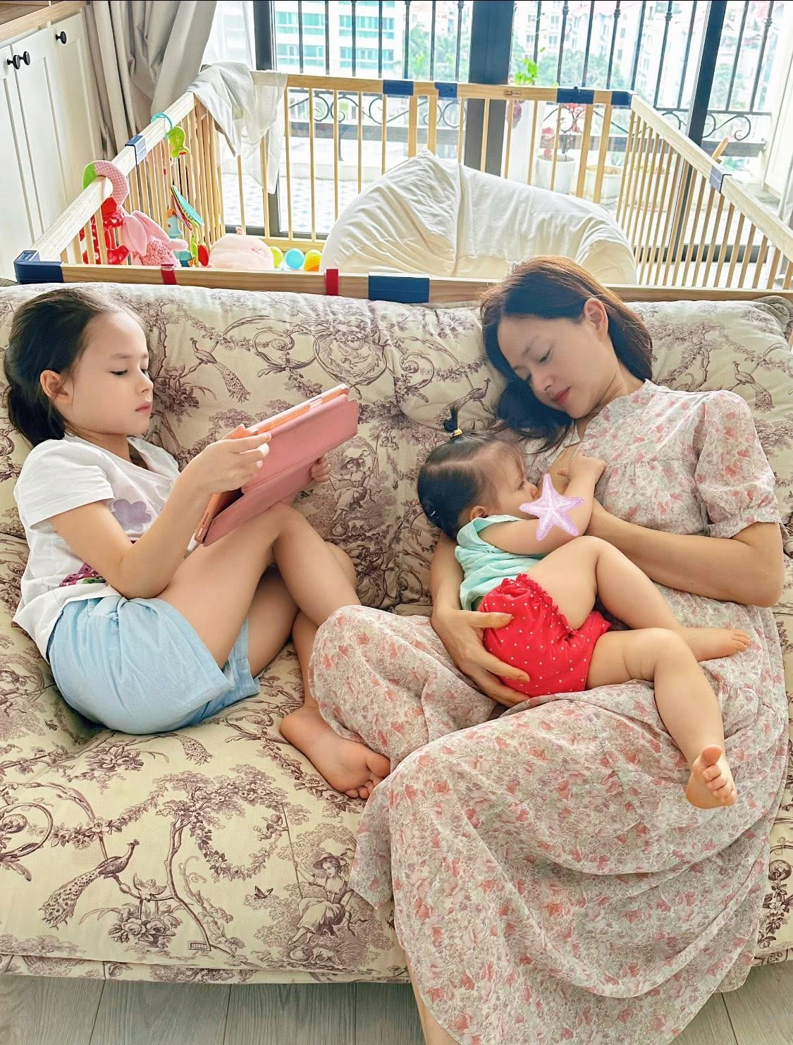 Hiện tại, nữ diễn viên làm mẹ đơn thân, nuôi 2 con gái lai Tây.