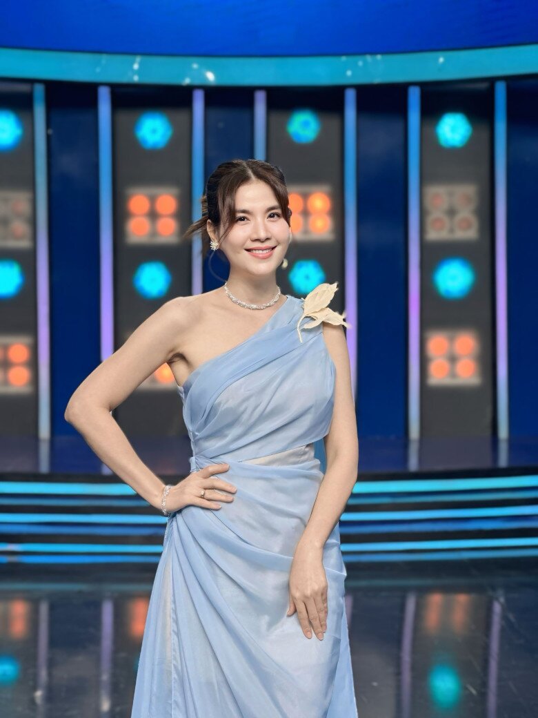 Vợ chồng nữ diễn viên tích cực hoạt động nghệ thuật sau khi đón con.