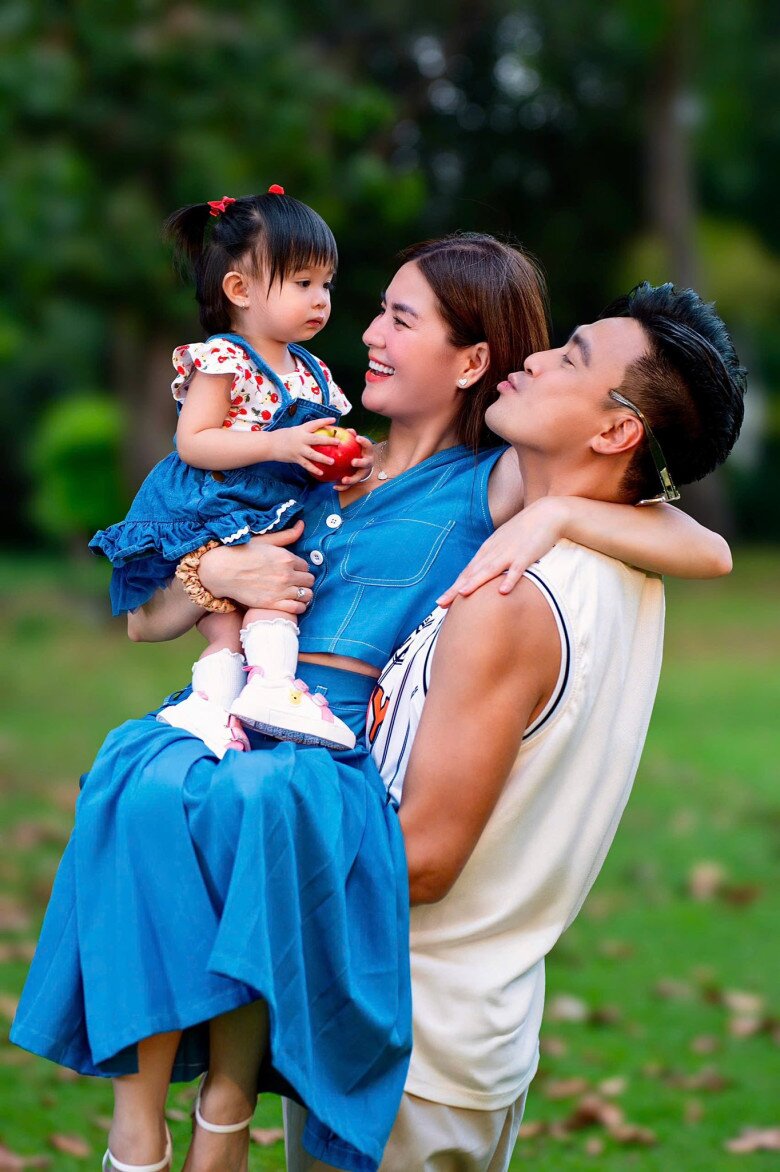 Con gái đầu lòng đáng yêu của cặp đôi.