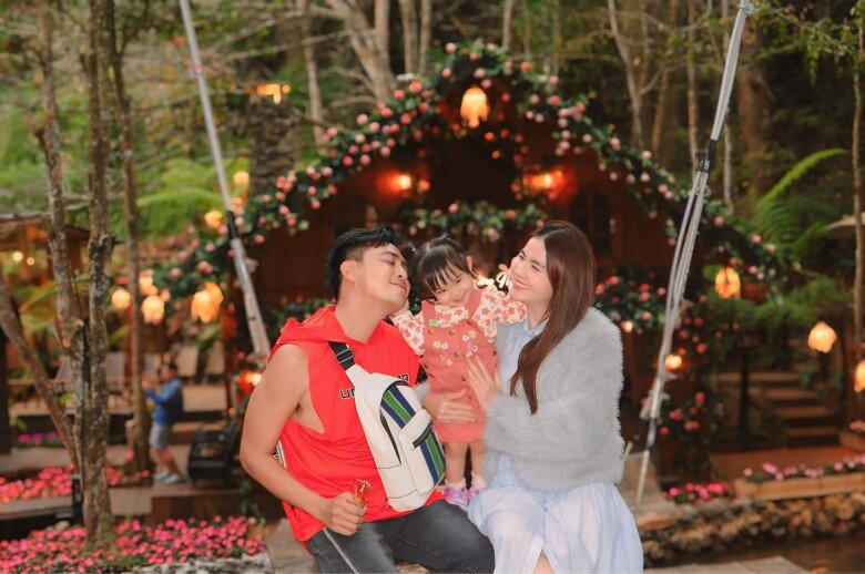 Gia đình hạnh phúc của Kha Ly và Thanh Duy.
