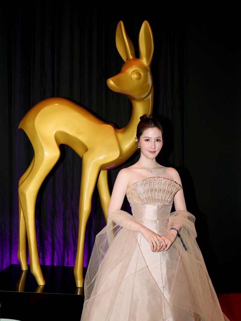 Người đẹp “chạy show” ở Đức, được khen ngợi sắc vóc trên thảm đỏ.