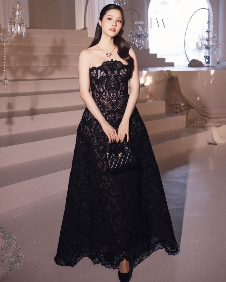 Diễm My 9X khoe vóc dáng chuẩn khi xuất hiện ở sự kiện.