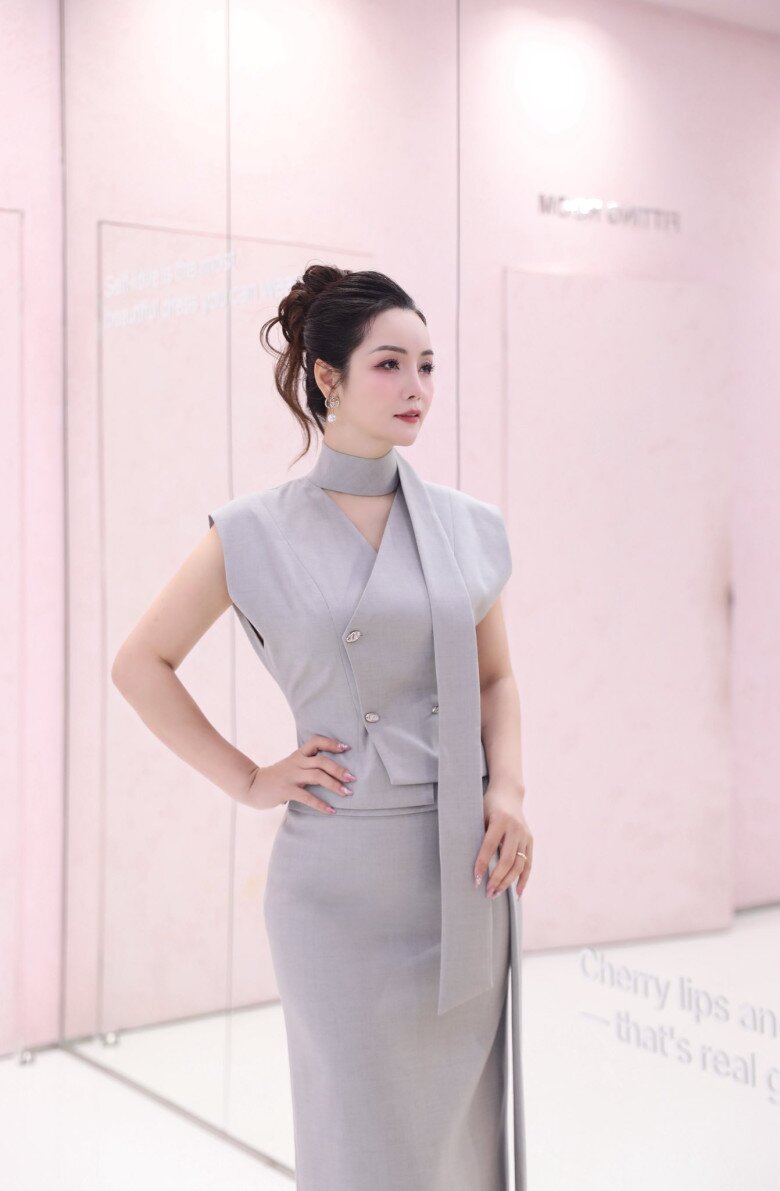 Ngoại hình rạng rỡ, vóc dáng thon gọn của nữ diễn viên được khen ngợi hết lời.