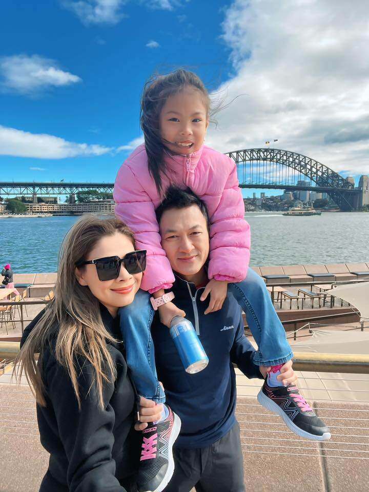 Nữ ca sĩ và chồng doanh nhân có một con gái chung.