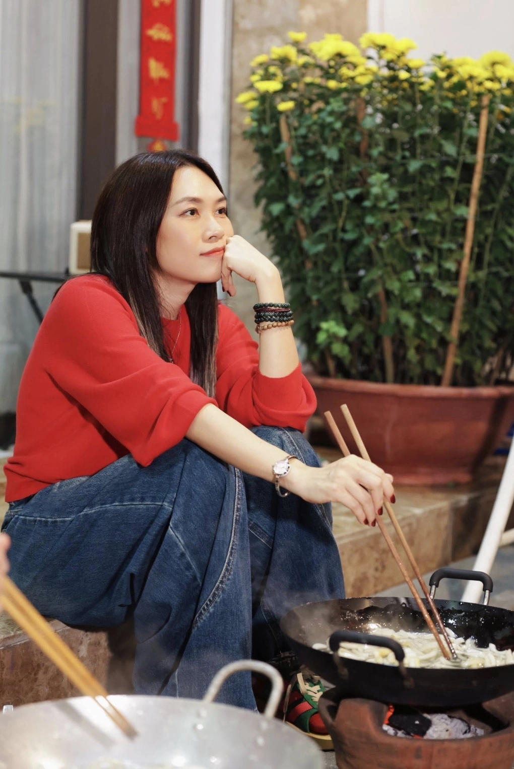 Mỹ Tâm thường vừa trông nồi bánh vừa sên một số loại mứt để mời khách đến thăm nhà.