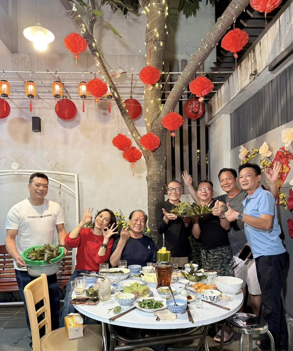 Cô thường gợi ý nhiều trò hài hước, khiến không khí của buổi tất niên thêm vui vẻ, sôi động.