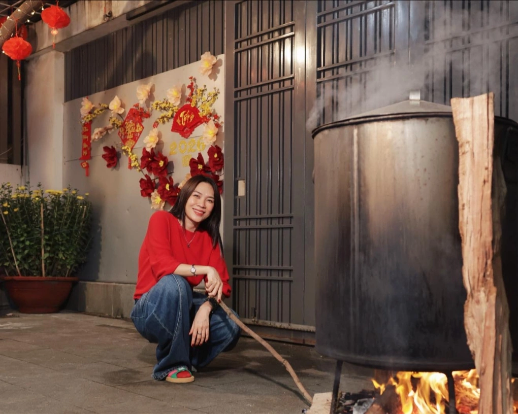 Gia đình nữ ca sĩ thường bắc bếp luộc bánh ngay trong sân nhà. Trong thời gian đợi bánh chín, cả nhà sẽ quây quần, cùng thưởng thức bữa cơm tất niên và hàn huyên về năm cũ.