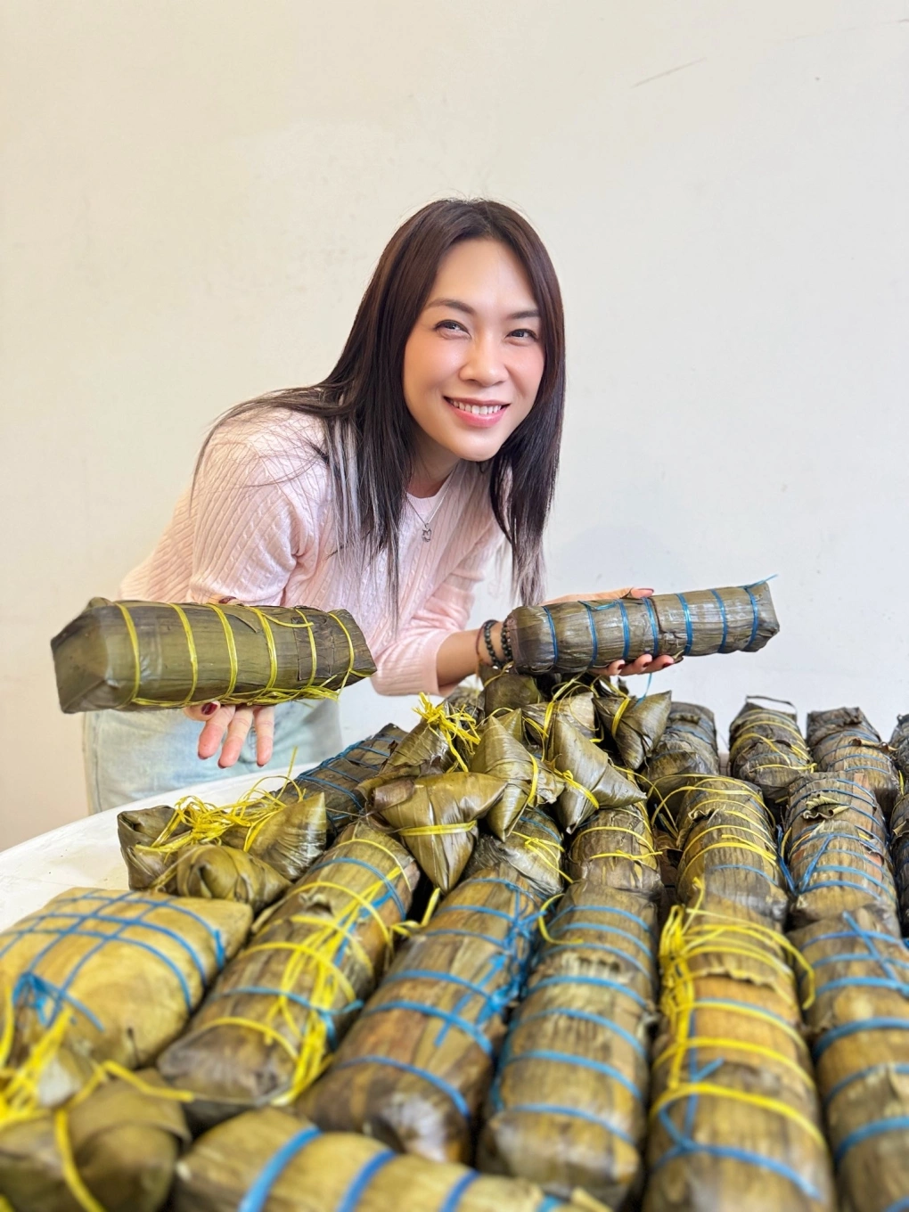 Nữ ca sĩ khoe thành quả là hàng chục chiếc bánh chưng, bánh tét, bánh ú sau khi được luộc chín.