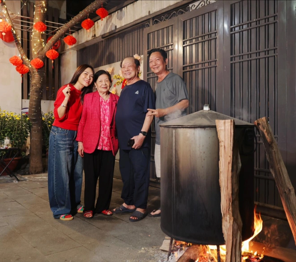 Nhà đông con cháu nên gia đình Mỹ Tâm thường làm rất nhiều bánh tét để ăn trong những ngày Tết. Ngày làm bánh cũng là ngày cả nhà quây quần đông đủ, cùng thực hiện các công đoạn như rửa lá, vo gạo, gói bánh và luộc bánh...