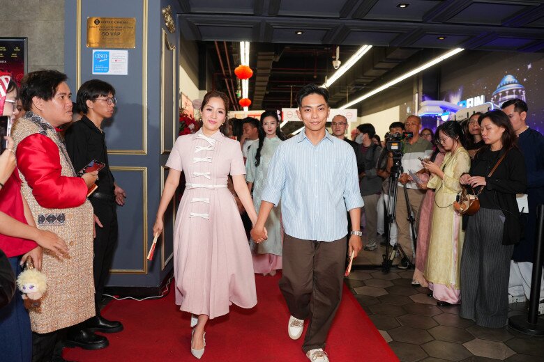 Vợ chồng Khánh Thi - Phan Hiển đến chúc mừng ekip phim.