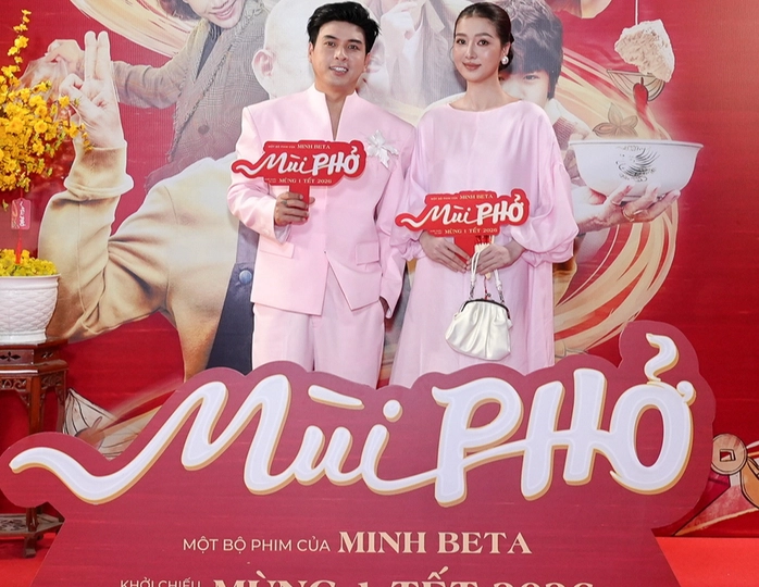 Vợ chồng Hồ Quang Hiếu và Tuệ Như diện đồng điệu trên thảm đỏ.