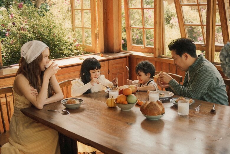 Cặp đôi nghệ sĩ được khen nuôi con khéo léo và chu toàn.