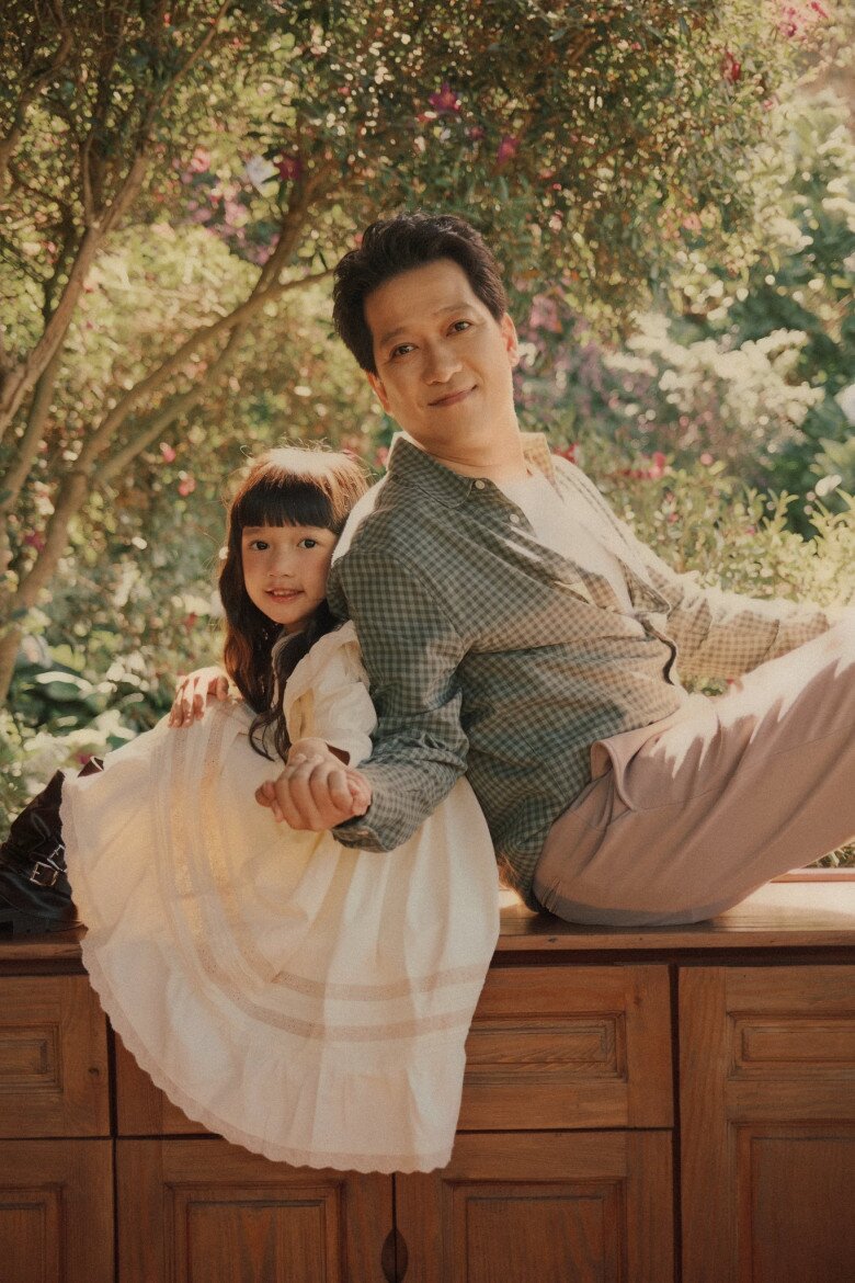 Bé Destiny học giỏi ngoại ngữ, biết tiếng Anh và Pháp.