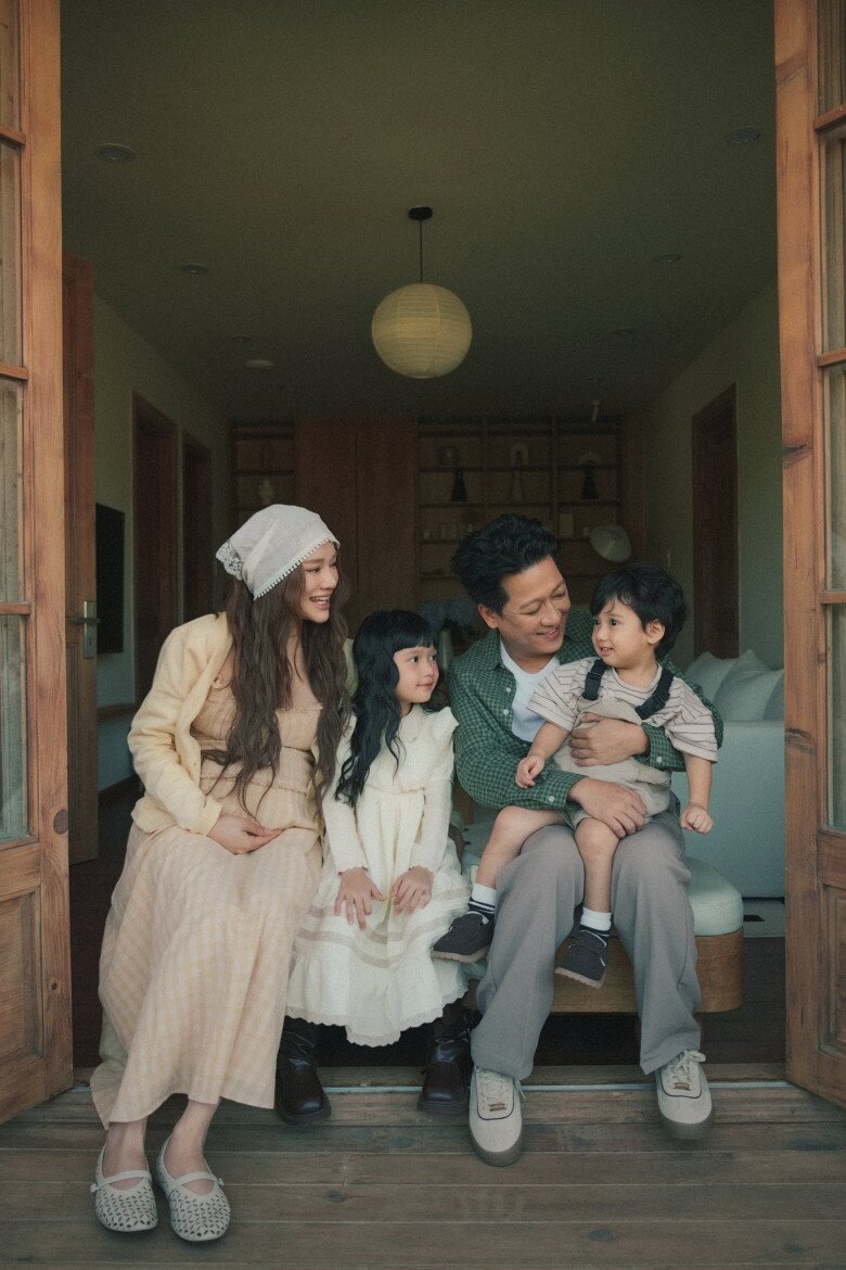 Vợ chồng Trường Giang và Nhã Phương có 2 con “đủ nếp đủ tẻ” trước khi đón con thứ 3.