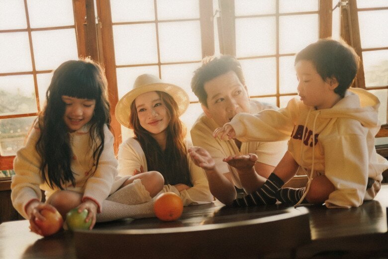 Nhã Phương được khen ngợi vì khéo léo cân bằng vai trò người nghệ sĩ và người phụ nữ của gia đình.