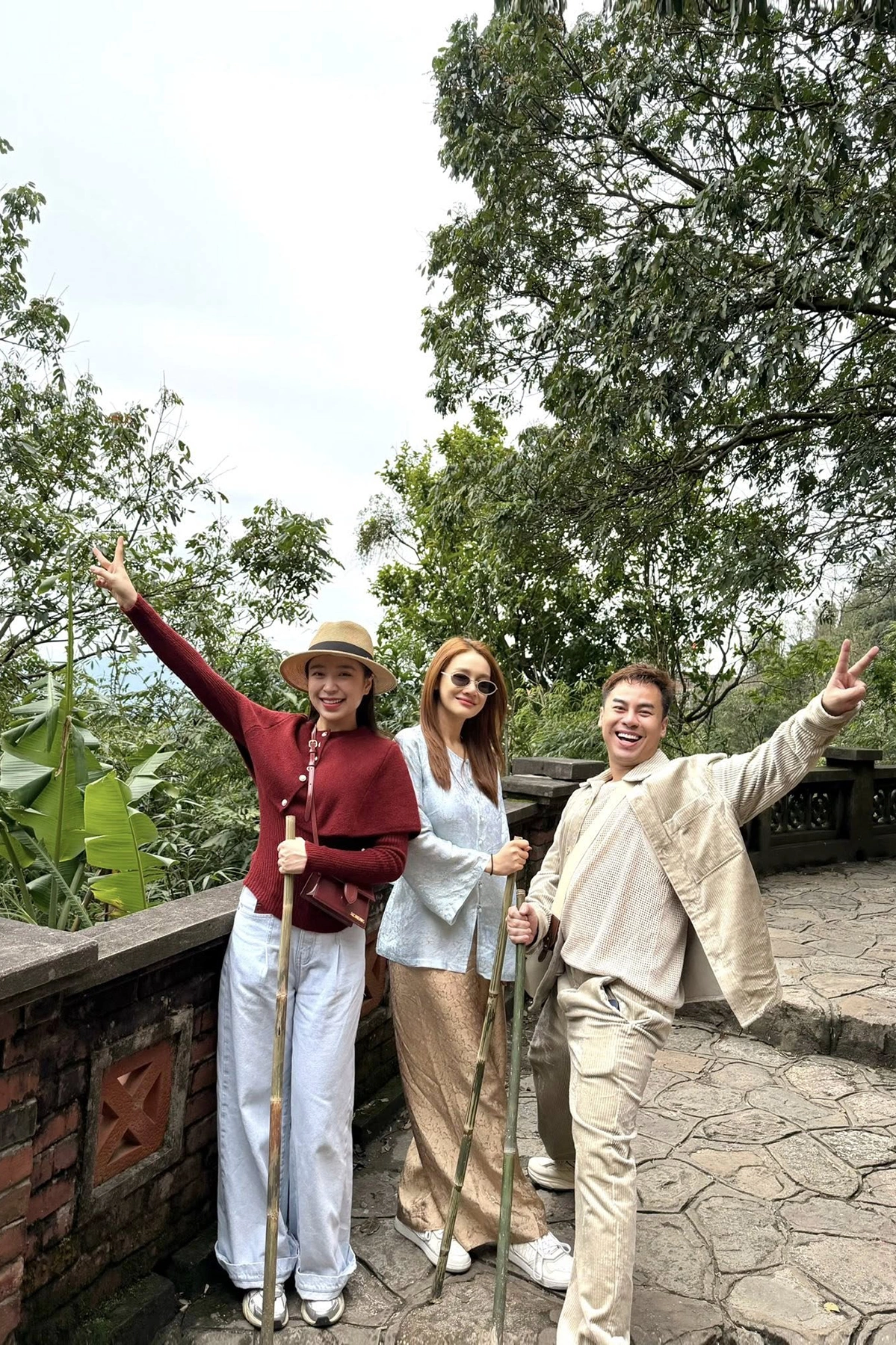 Không dừng lại ở việc “chạy show”, bà xã Trường Giang còn leo núi Yên Tử chỉ sau 1 tháng sinh con.