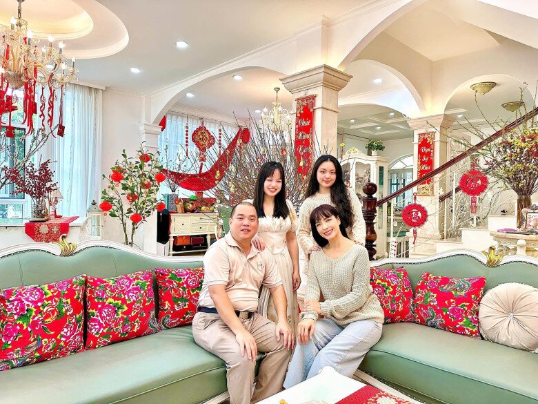 Gia đình Minh Khang và Thúy Hạnh sống trong căn biệt thự chục tỷ ở TP.HCM.