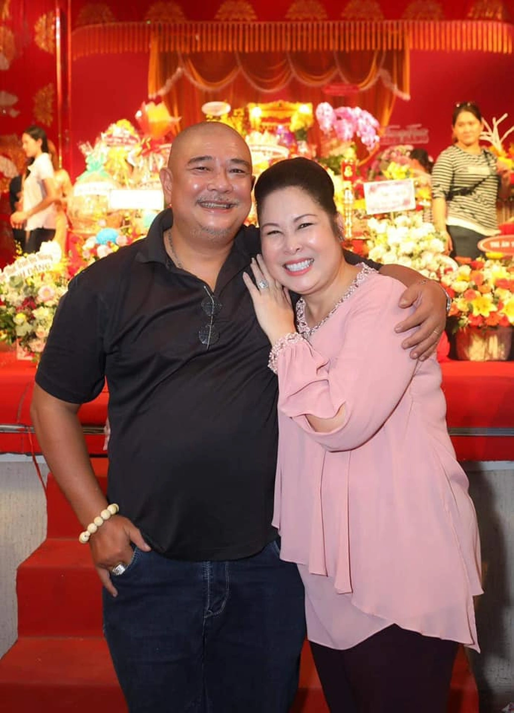 Lê Tuấn Anh là hậu phương vững chắc để NSND Hồng Vân yên tâm làm nghề.