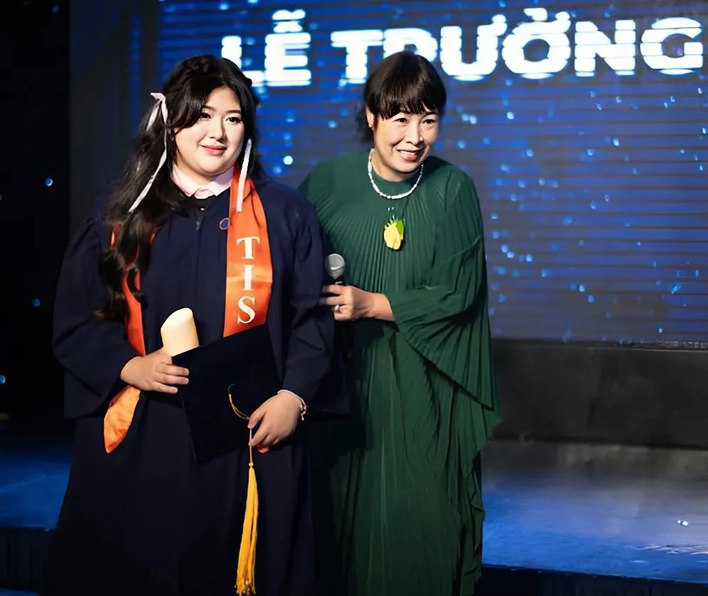 Bí Ngô có tính cách tự lập và hiểu chuyện, thành tích học tập tốt khiến bố mẹ tự hào.