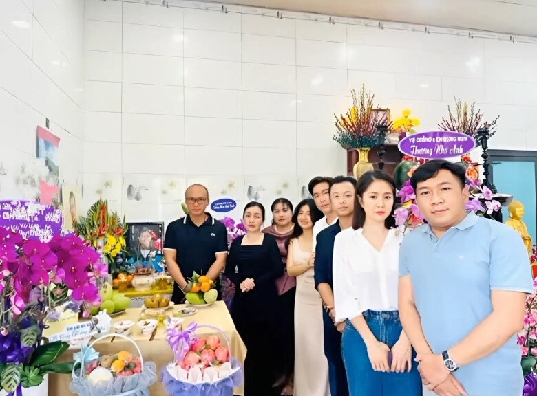 Diễn viên Lê Phương viếng cố NSƯT Quý Bình trong ngày giỗ đầu của anh.