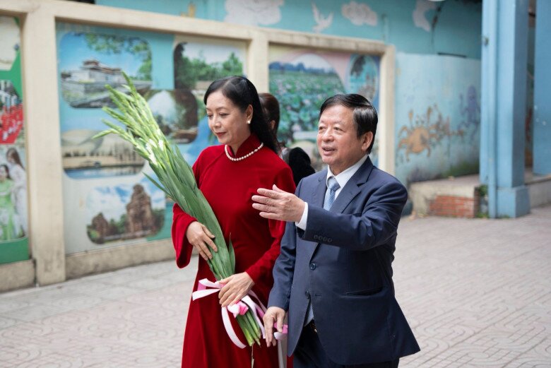 NSƯT Chiều Xuân và nhạc sĩ Đỗ Hồng Quân được nhận xét như “cô dâu chú rể” trong dịp đặc biệt.