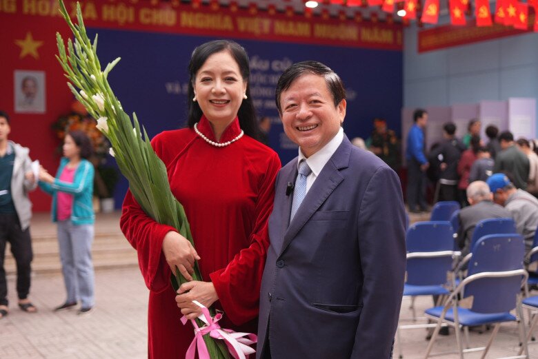 Vợ chồng NSƯT Chiều Xuân và nhạc sĩ Đỗ Hồng Quân hân hoan khi ngày kỷ niệm của gia đình đúng vào dịp trọng đại của đất nước.