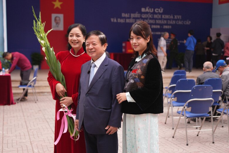 Con gái út của NSƯT Chiều Xuân và nhạc sĩ Đỗ Hồng Quân lần đầu tham gia bầu cử.