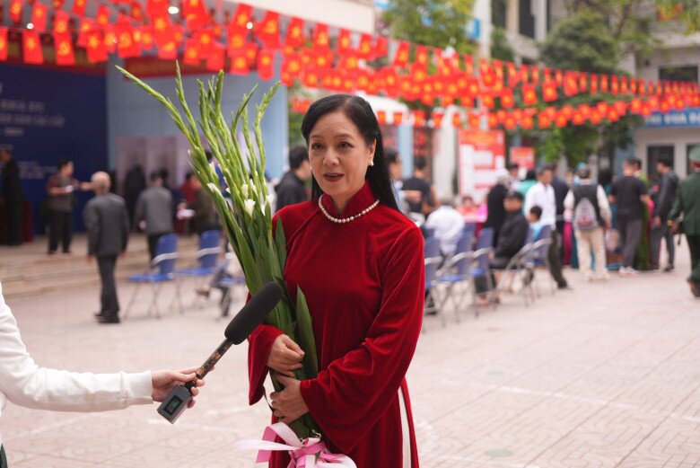 NSƯT Chiều Xuân diện áo dài đỏ, tay ôm bó lay ơn trắng, khoe nhan sắc “không tuổi”.