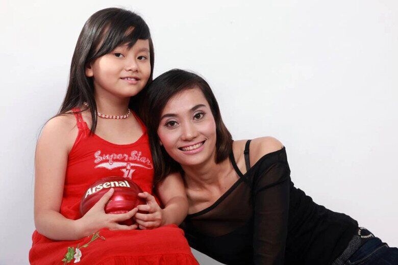 NSƯT Hạnh Thúy mắc bệnh Rubella trong thai kỳ, dẫn đến ái nữ đầu lòng bị khiếm khuyết thính lực.