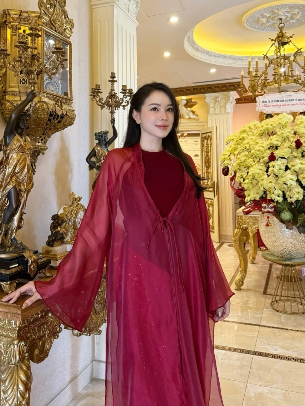 Cô chọn trang phục lấy cảm hứng từ áo mớ ba mớ bảy của phụ nữ Bắc Bộ xưa.