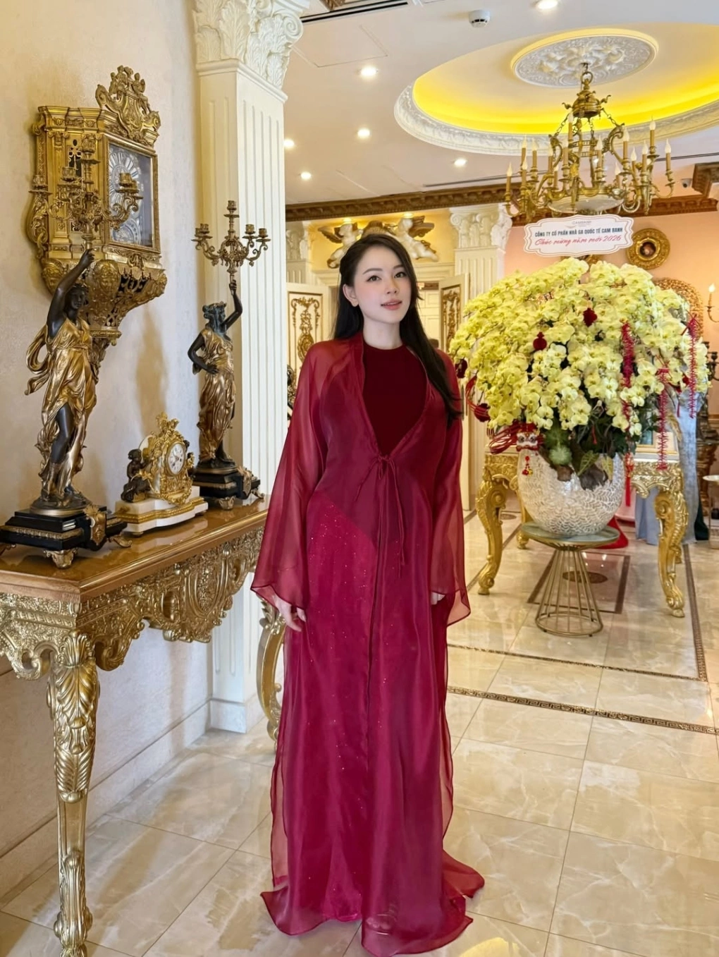 Gia đình vua hàng hiệu Jonathan Hạnh Nguyễn có truyền thống cùng tụ họp, lì xì cho nhau trong ngày đầu năm tại biệt thự dát vàng ven sông Sài Gòn. Các con, cháu của nam doanh nhân đều tề tựu đông đủ và diện áo dài màu sắc tươi sáng. Người đẹp Linh Rin, vợ của Phillip Nguyễn, cũng khoe khoảnh khắc khi đi chúc Tết nhà chồng.