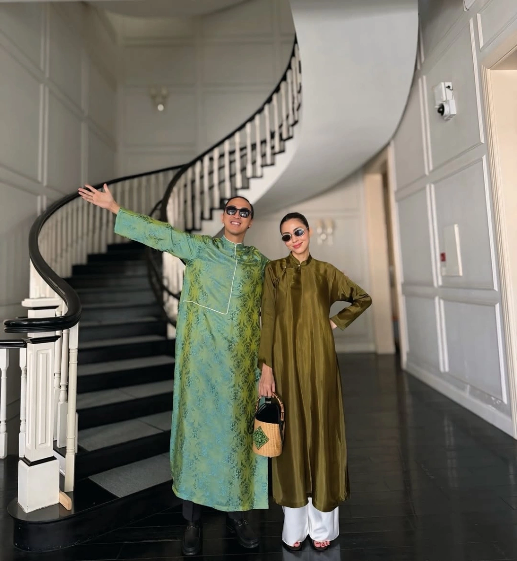 Cặp vợ chồng còn rủ nhau đeo kính râm tăng độ ngầu trong ngày đầu năm mới.