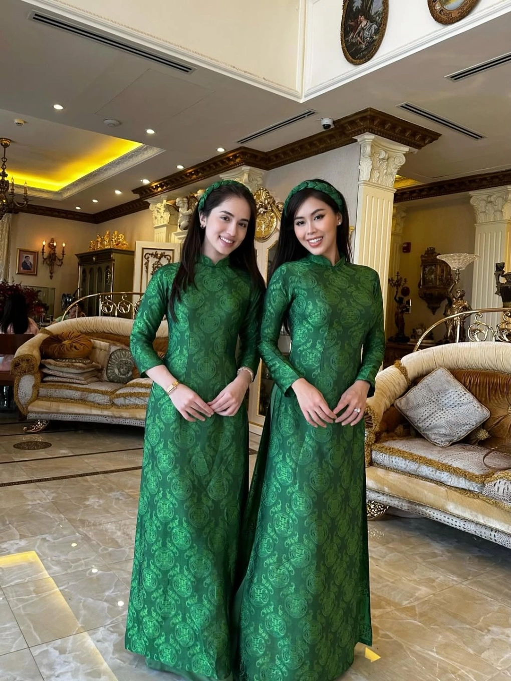 Tiên Nguyễn diện áo dài đôi với em dâu tương lai, hot girl Marie Trâm Anh, trong ngày đầu năm mới.