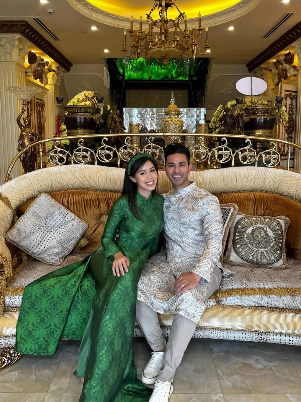 Công chúa hàng hiệu Tiên Nguyễn khoe khoảnh khắc hai vợ chồng sánh đôi khi đến chúc Tết tại biệt thự dát vàng của bố mẹ - doanh nhân Jonathan Hạnh Nguyễn và cựu diễn viên Nguyễn Hồng Thủy Tiên - hôm mùng Một. Ông xã gốc Dubai của cô, Justin Cohen, cũng diện áo dài để đồng điệu với bà xã cũng như truyền thống đón Tết của gia đình vợ.