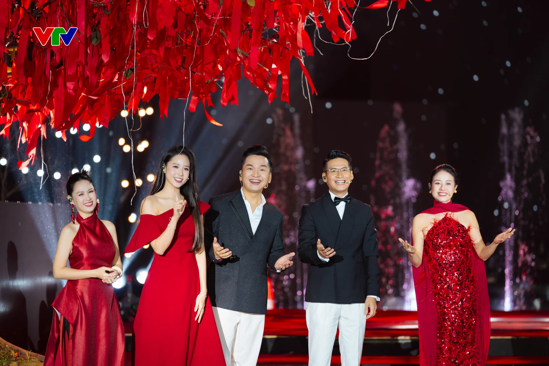 5 BTV của VTV kết hợp trong nhạc kịch Quảng trường mùa xuân. Ảnh: VTV