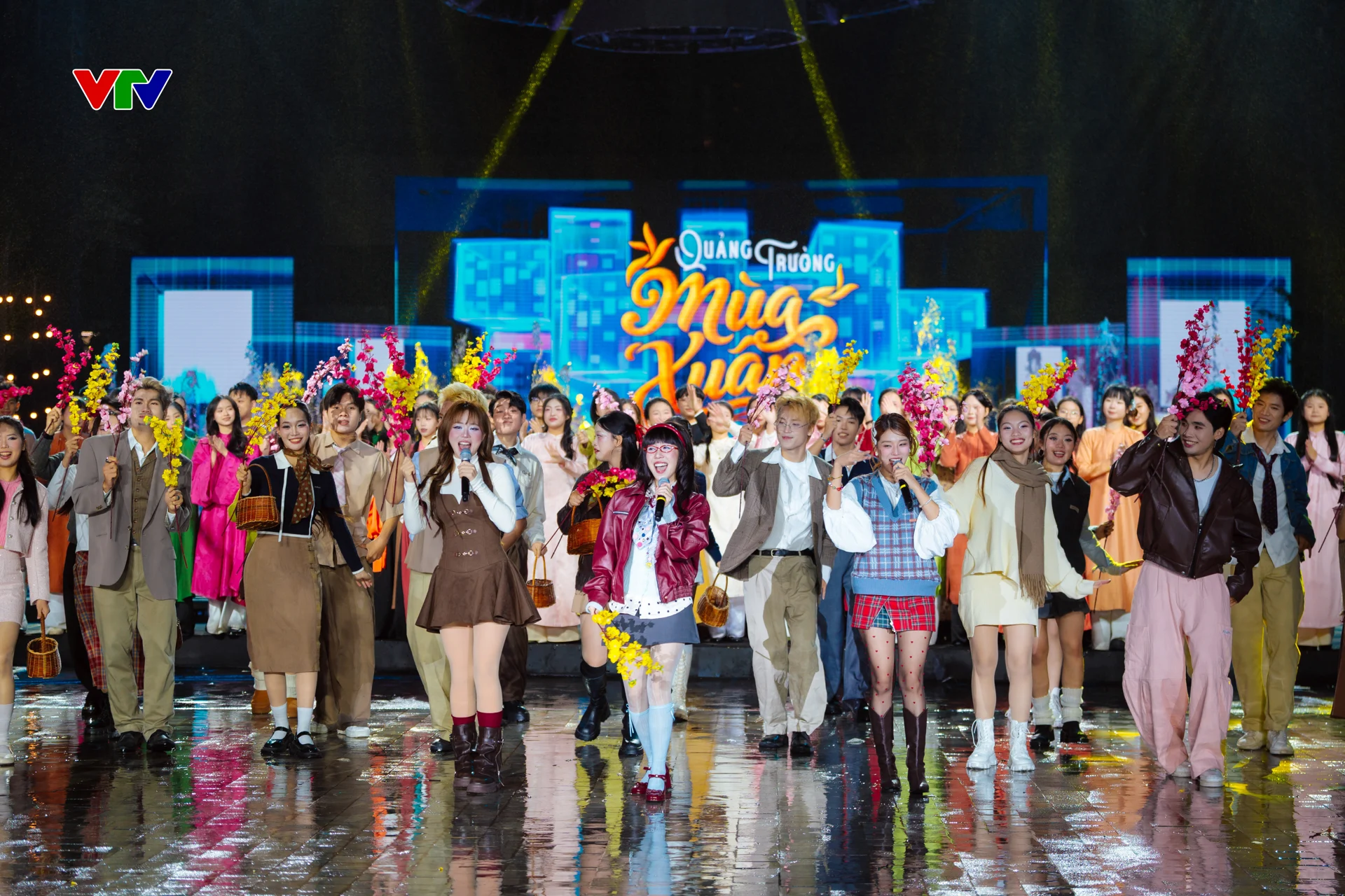 Các ca sĩ trẻ góp mặt trong chương trình. Ảnh: VTV