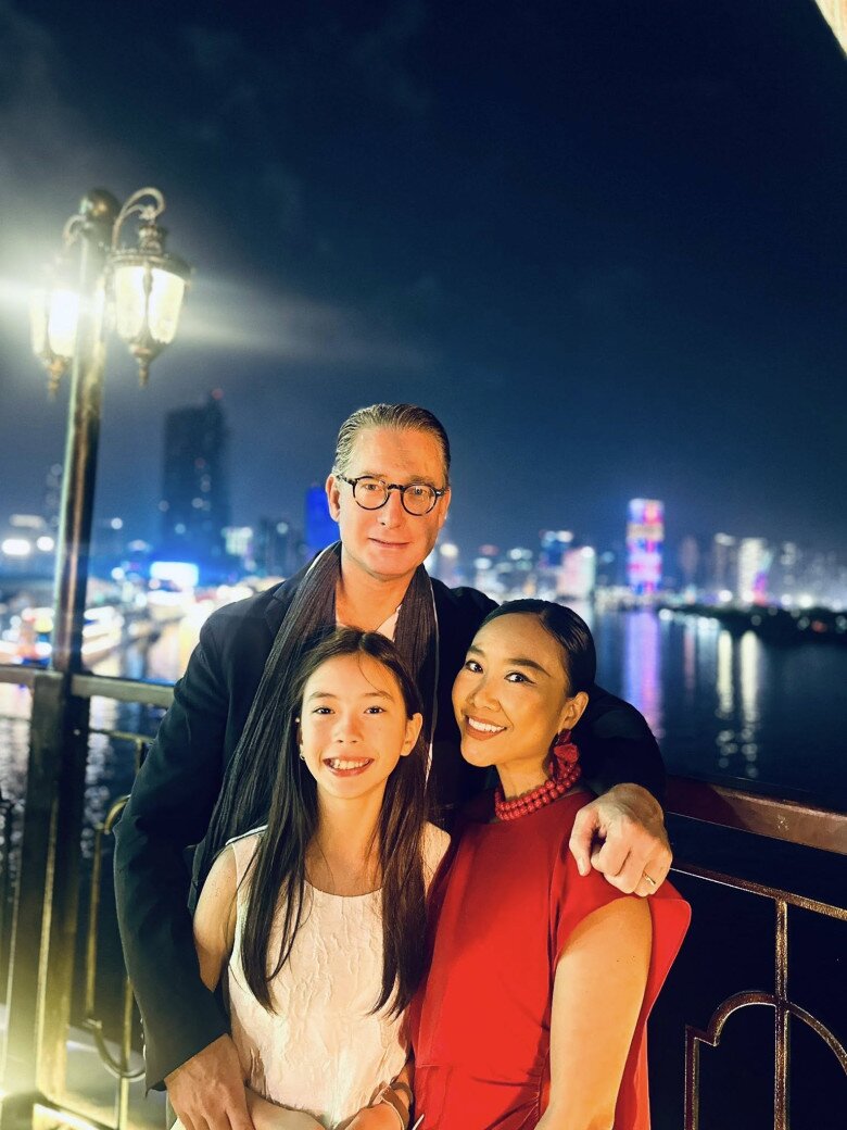 Gia đình hạnh phúc của ca sĩ Đoan Trang và chồng doanh nhân người Thụy Điển.