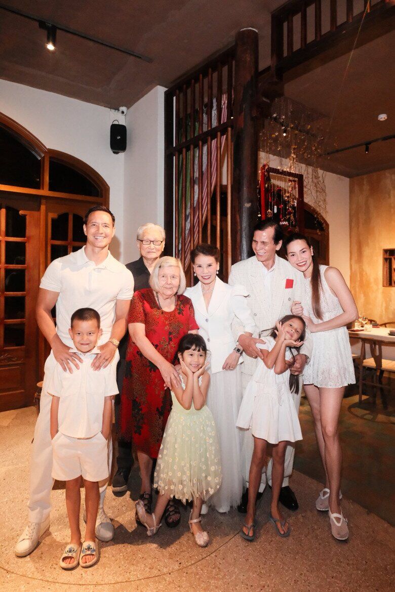 Nữ ca sĩ khéo léo nhận xét về cách giáo dục của nhà chồng.